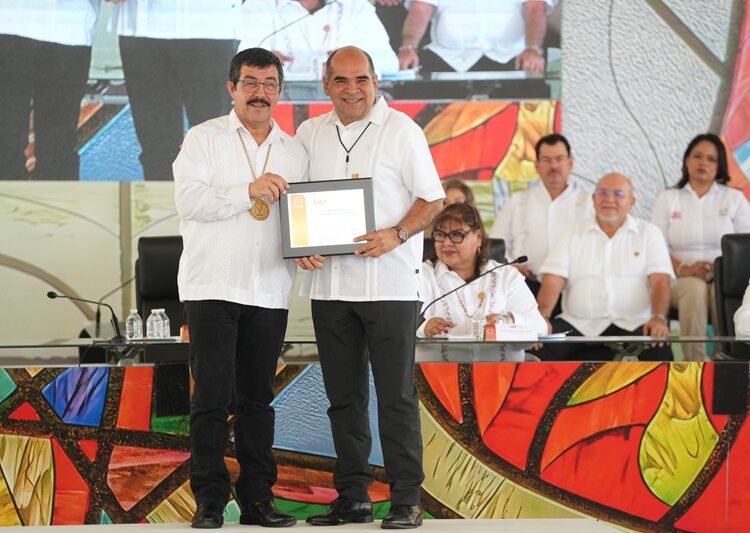 En homenaje solemne reconoce la UAT trayectoria de 215 docentes