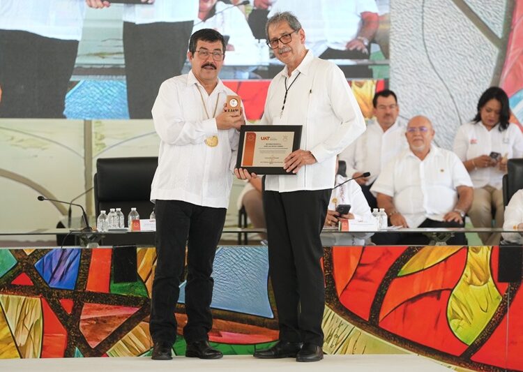 En homenaje solemne reconoce la UAT trayectoria de 215 docentes