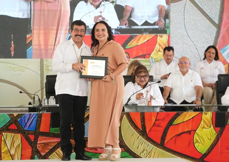 En homenaje solemne reconoce la UAT trayectoria de 215 docentes
