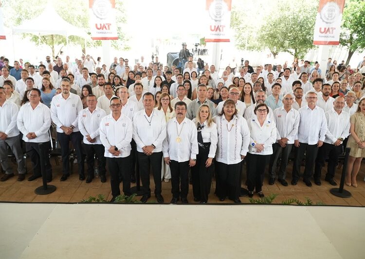 En homenaje solemne reconoce la UAT trayectoria de 215 docentes