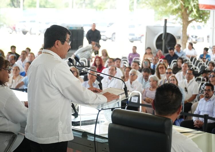 En homenaje solemne reconoce la UAT trayectoria de 215 docentes