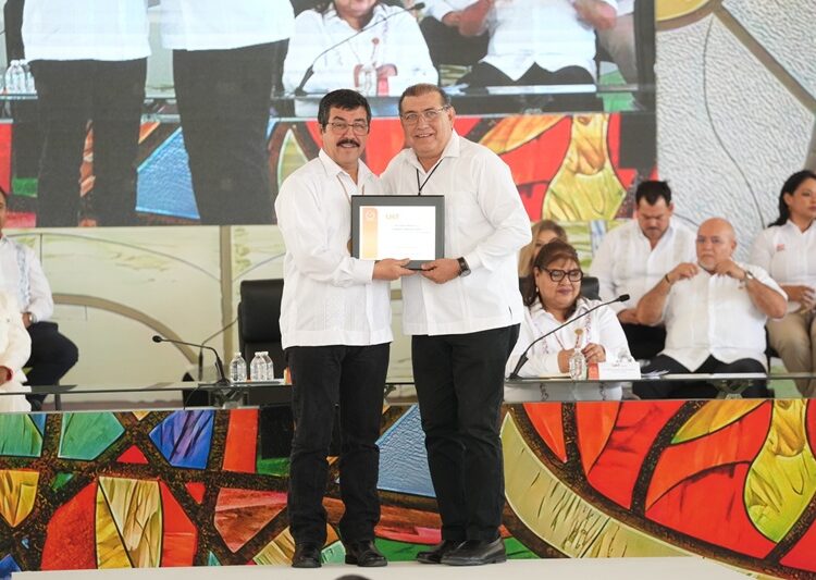 En homenaje solemne reconoce la UAT trayectoria de 215 docentes