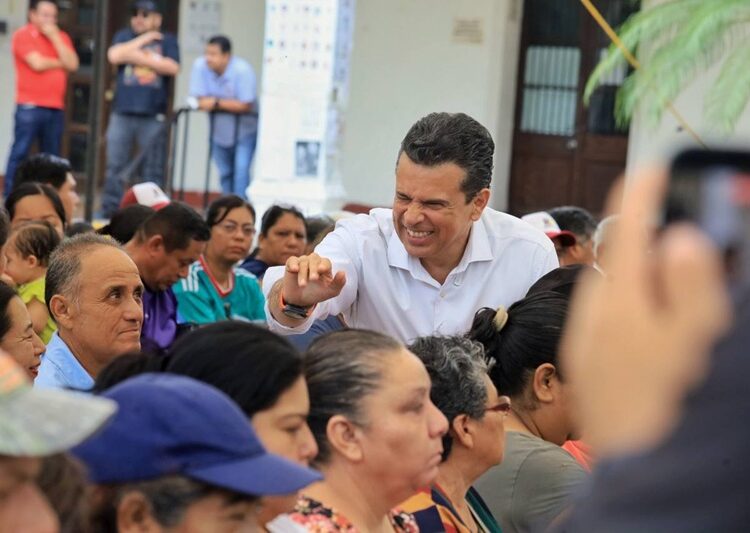 Entrega Lalo Gattás apoyo a beneficiarios del programa alimentario