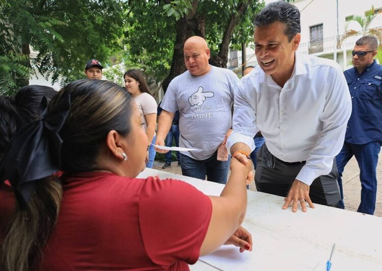 Entrega Lalo Gattás apoyo a beneficiarios del programa alimentario
