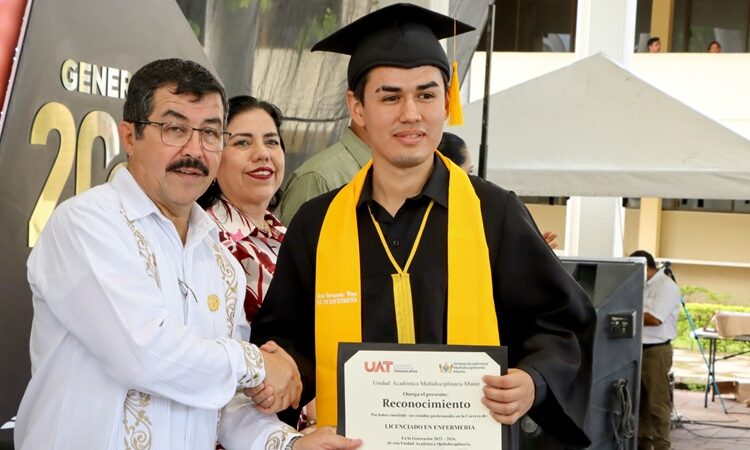 Entrega la UAT en la UAM-Mante nuevos profesionales de la salud y la educación