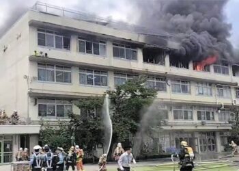 Desalojan y rescatan a niños y maestros tras incendio en escuela de Tokio