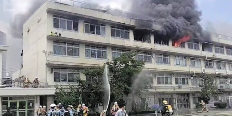 Desalojan y rescatan a niños y maestros tras incendio en escuela de Tokio