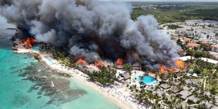 Desalojan a turistas por incendio en hotel de República Dominicana
