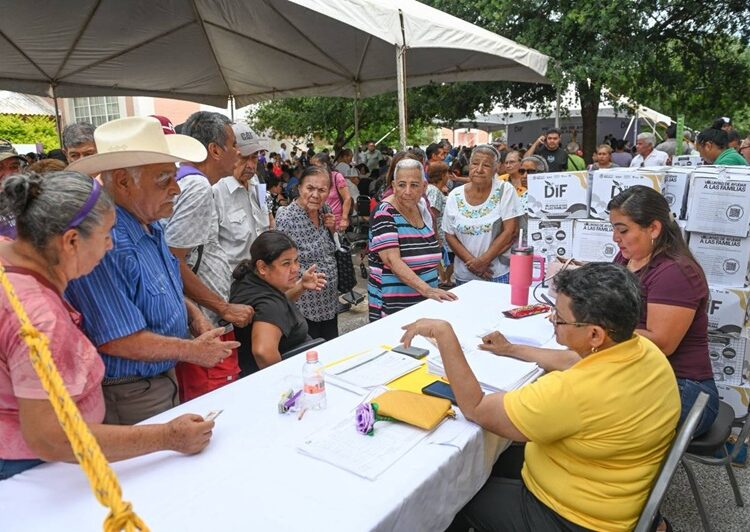 Inician Lucy y Lalo segunda entrega de programa alimentario ‘Voluntad de Ayudar’