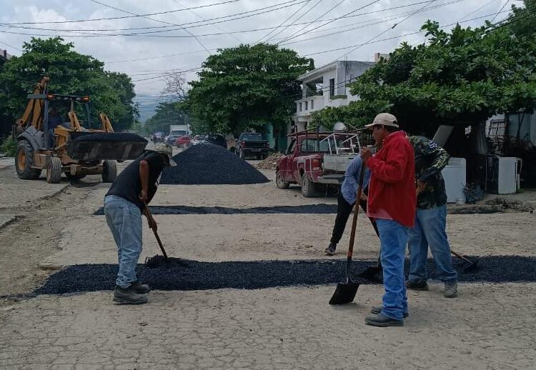 Reactivan bacheo en Victoria para reparar calles dañadas por lluvias