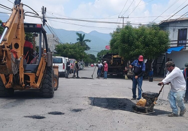 Reactivan bacheo en Victoria para reparar calles dañadas por lluvias