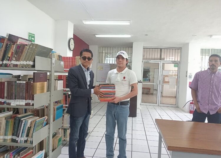 Reciben bibliotecas de NLD libros del ‘Fondo de Cultura Económica’