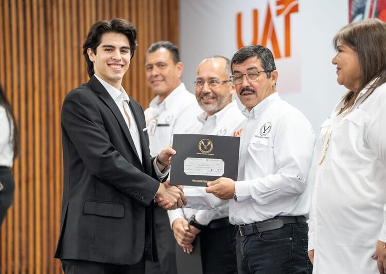 Reconoce la UAT excelencia académica con la entrega de más de 600 becas y estímulos educativos
