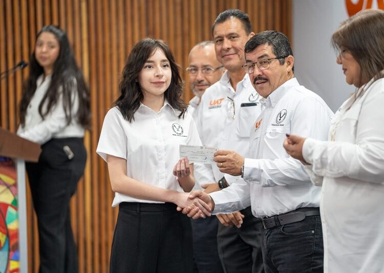 Reconoce la UAT excelencia académica con la entrega de más de 600 becas y estímulos educativos