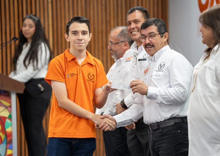 Reconoce la UAT excelencia académica con la entrega de más de 600 becas y estímulos educativos