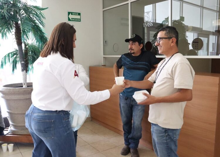 Entrega COMAPA Altamira alimentos a familiares de pacientes del Hospital General