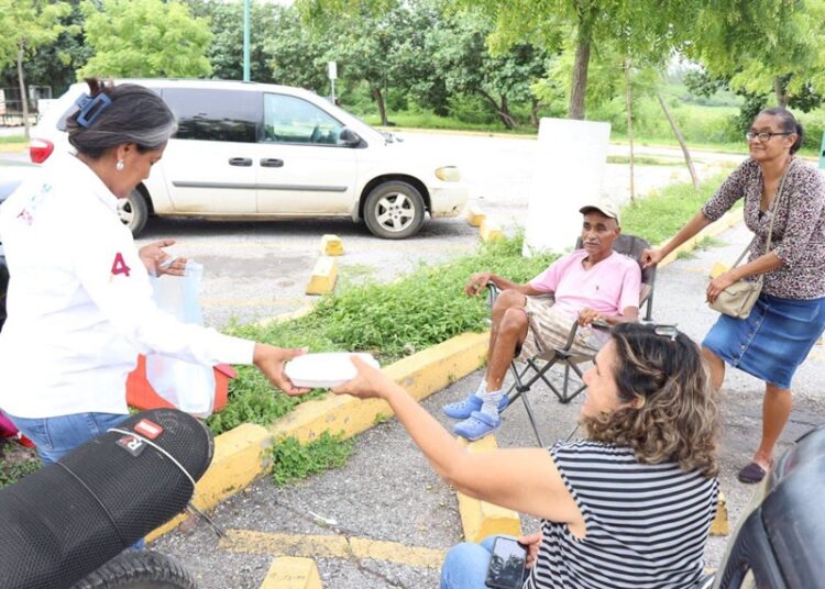 Entrega COMAPA Altamira alimentos a familiares de pacientes del Hospital General