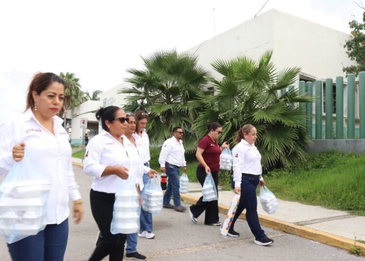 Entrega COMAPA Altamira alimentos a familiares de pacientes del Hospital General