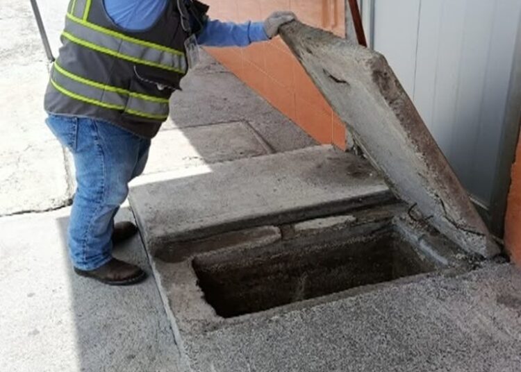 Mantiene COMAPA NLD inspecciones permanentes en negocios para cuidar el drenaje de la ciudad