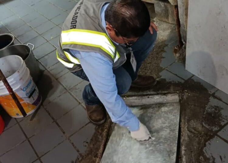 Mantiene COMAPA NLD inspecciones permanentes en negocios para cuidar el drenaje de la ciudad