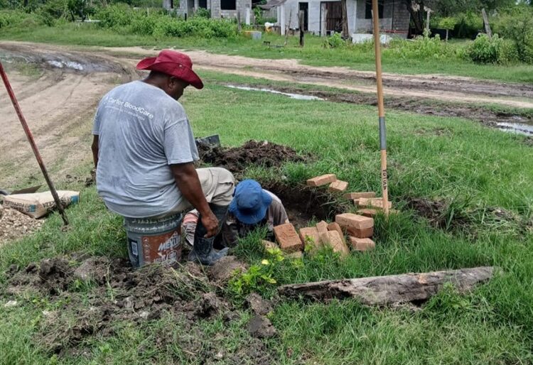 Repone COMAPA Altamira brocales de pozos de visita dañados