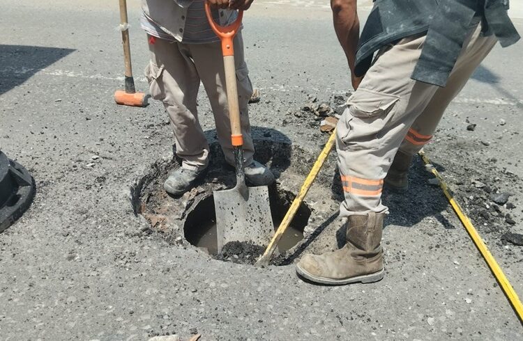 Repone COMAPA Altamira brocales de pozos de visita dañados