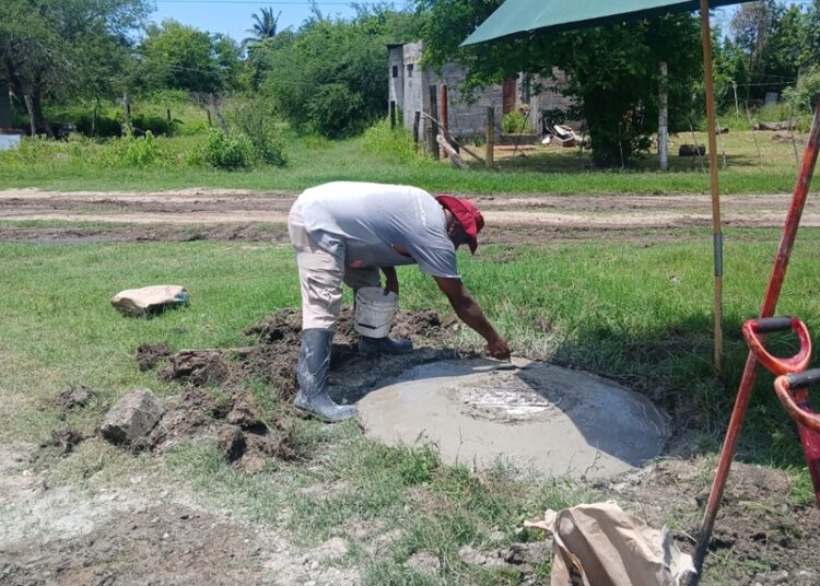 Repone COMAPA Altamira brocales de pozos de visita dañados