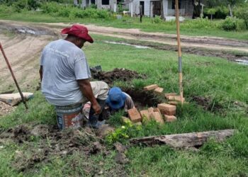 Repone COMAPA Altamira brocales de pozos de visita dañados