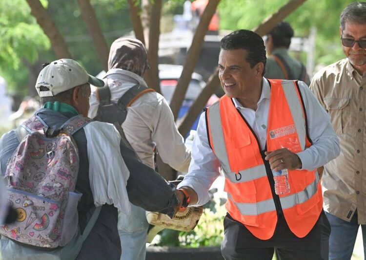 Supervisa Lalo Gattás limpieza de vialidades
