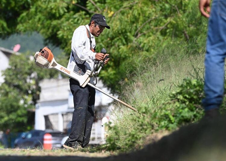 Supervisa Lalo Gattás limpieza de vialidades