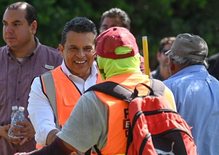 Supervisa Lalo Gattás limpieza de vialidades