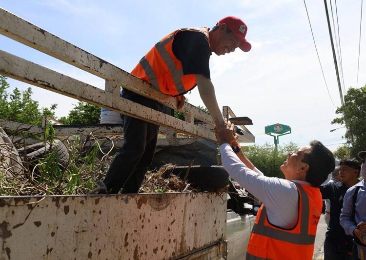 Supervisa Lalo Gattás limpieza de vialidades